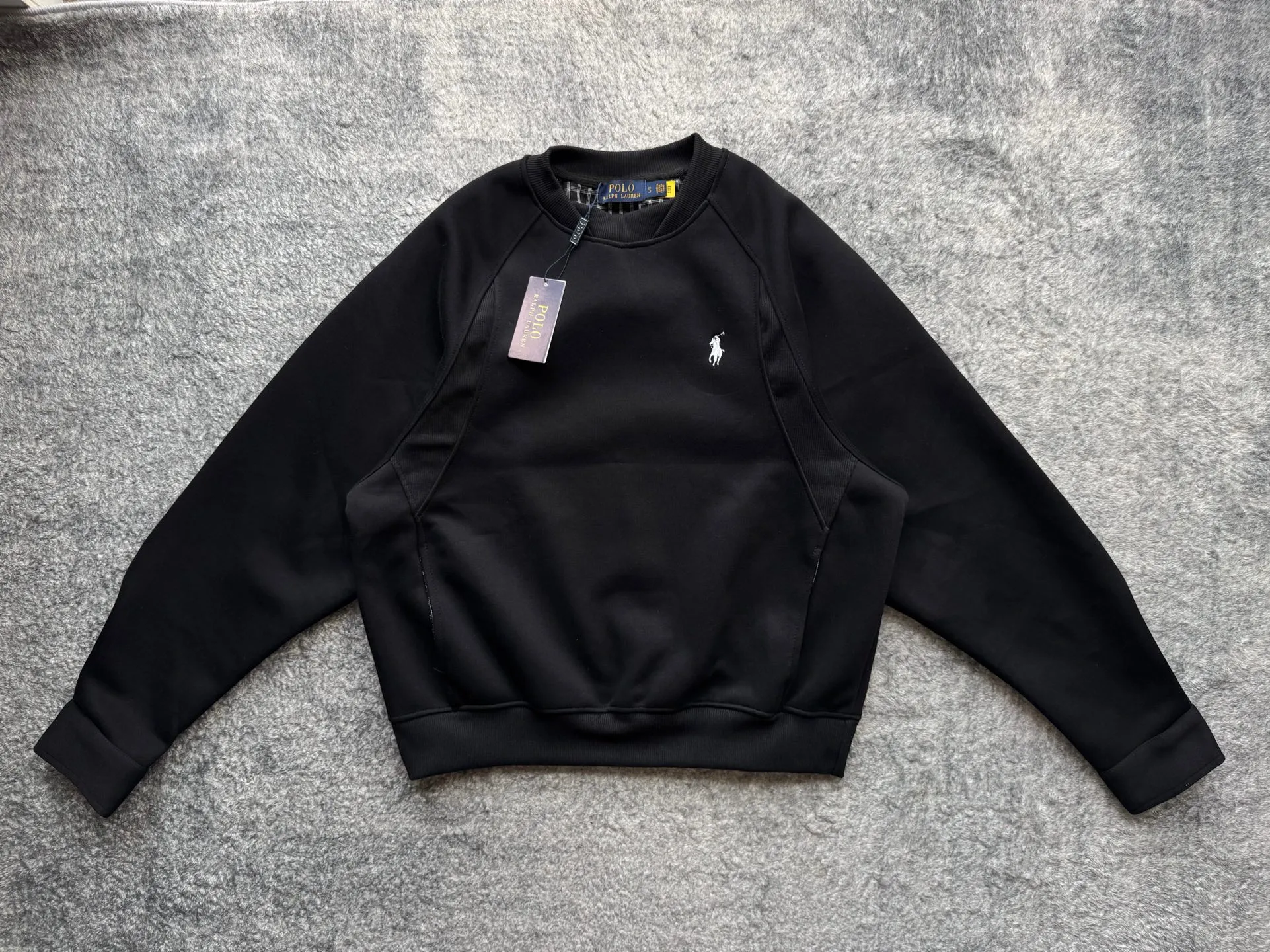 P220 Polo Ralph Lauren FW25 solid color embroidered logo sweatshirt. A sweatshirt is absolutely indispensable for the lazy feeling in autumn⛸️Ralph Luaren. The core is casual and relaxed, and the exterior is an American silhouette. It has a boyish laziness in place. It is unobtrusive but looks more timeless. 🕶️ The large drop shoulder version looks casual and fashionable. Wear it alone in spring and autumn or layer it in winter. It is completely a long-term sweatshirt in the wardrobe🫶🏻 Size Length Sleeve Length Bust M 63.5 80.5 130 L 65 82 134 XL 66.5 83.5 138